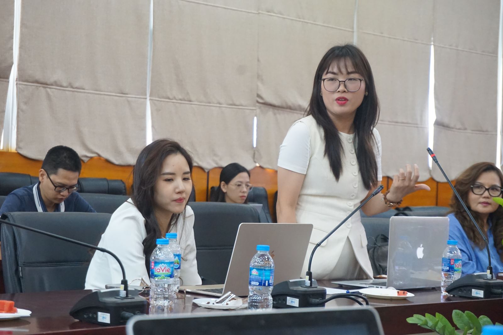 ThS. Lê Thị Hồng Hạnh chia sẻ về kinh nghiệm ứng dụng AI trong soạn thảo luật của một số quốc gia