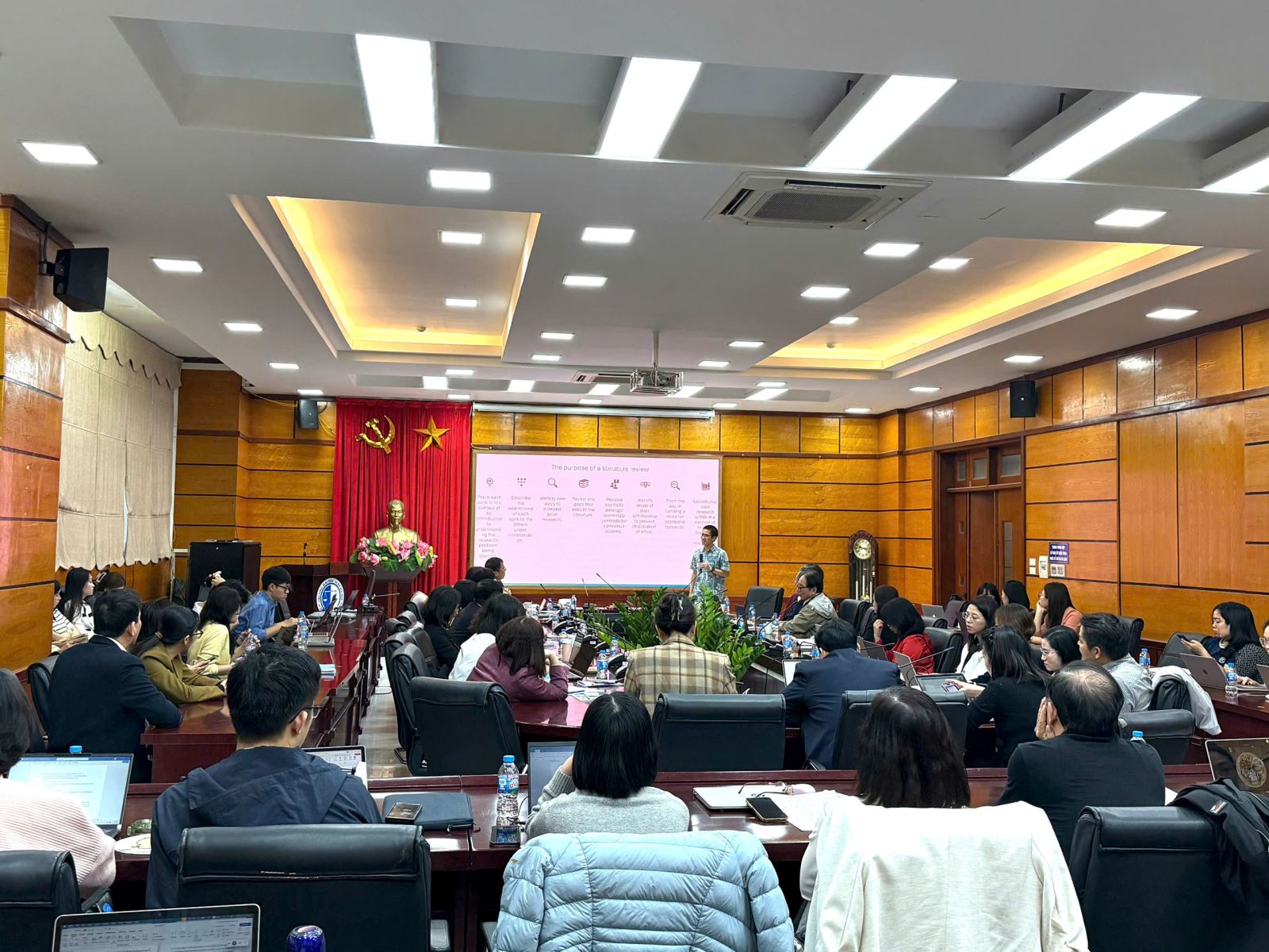 Tọa đàm nhận được sự tham gia của đông đảo các chuyên gia, nhà khoa học